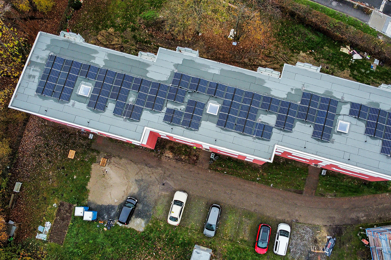 Dach mit Fotovoltaikanlagen mit einer Drone fotografiert.