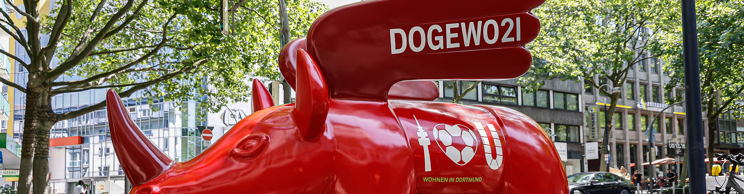 Rotes Geflügeltes Nashorn in Dortmund mit DOGEWO21-Logo.