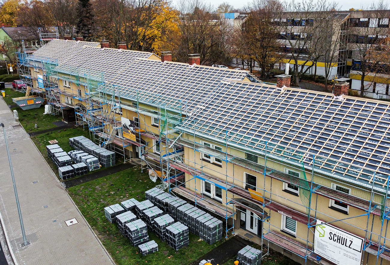 Umfangreicher Umbau der Dächer einer Häuserreihe gegen den Klimawandel.