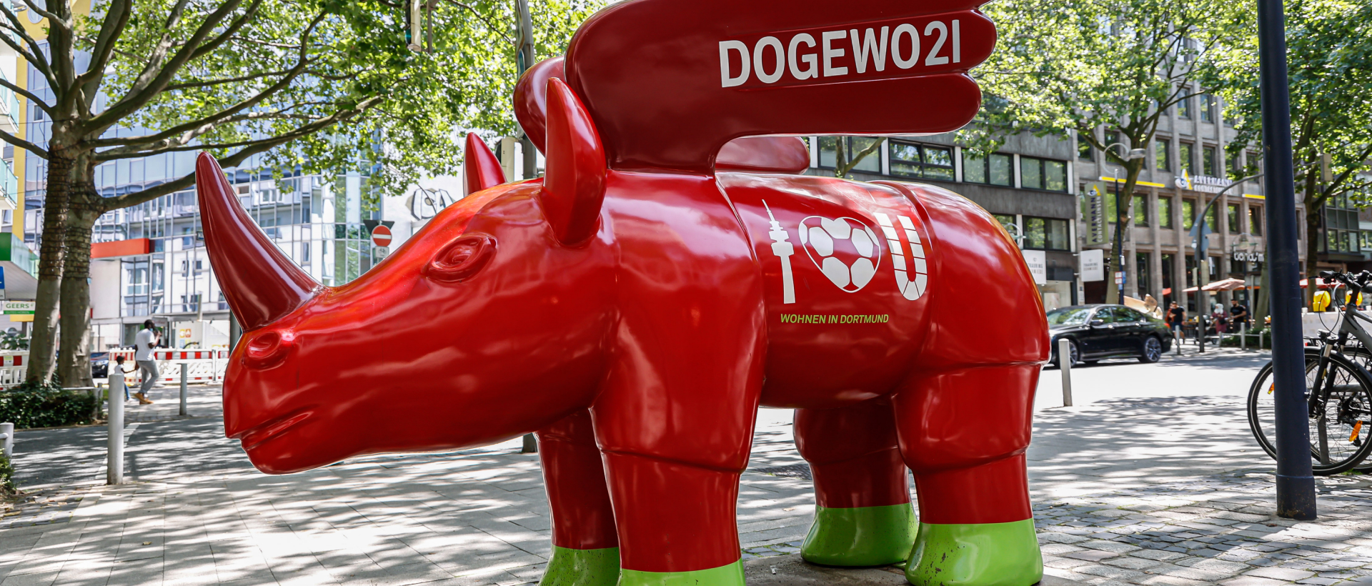 Rotes DOGEWO21-Nashorn mit Flügeln 