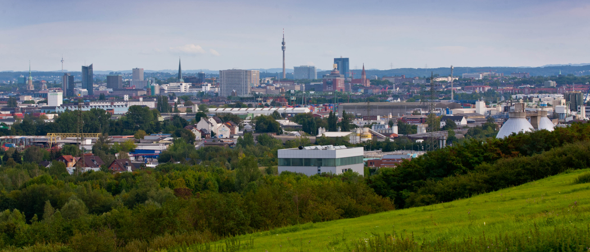 Blick auf die Skyline von Dortmund von einem Hügel aus