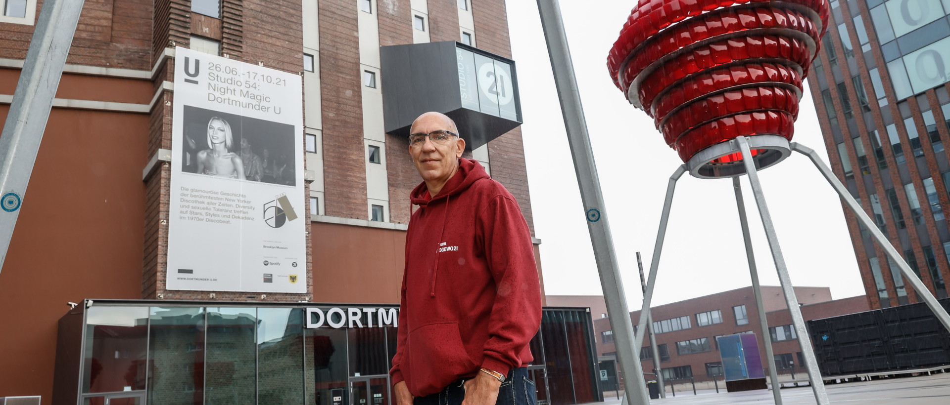 Mann mit rotem Pulli steht in der Dortmunder Innenstadt