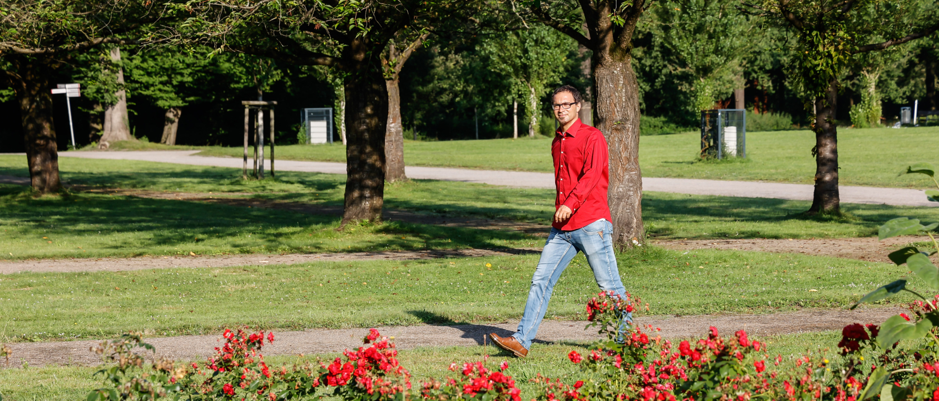 Mann geht im Park spazieren