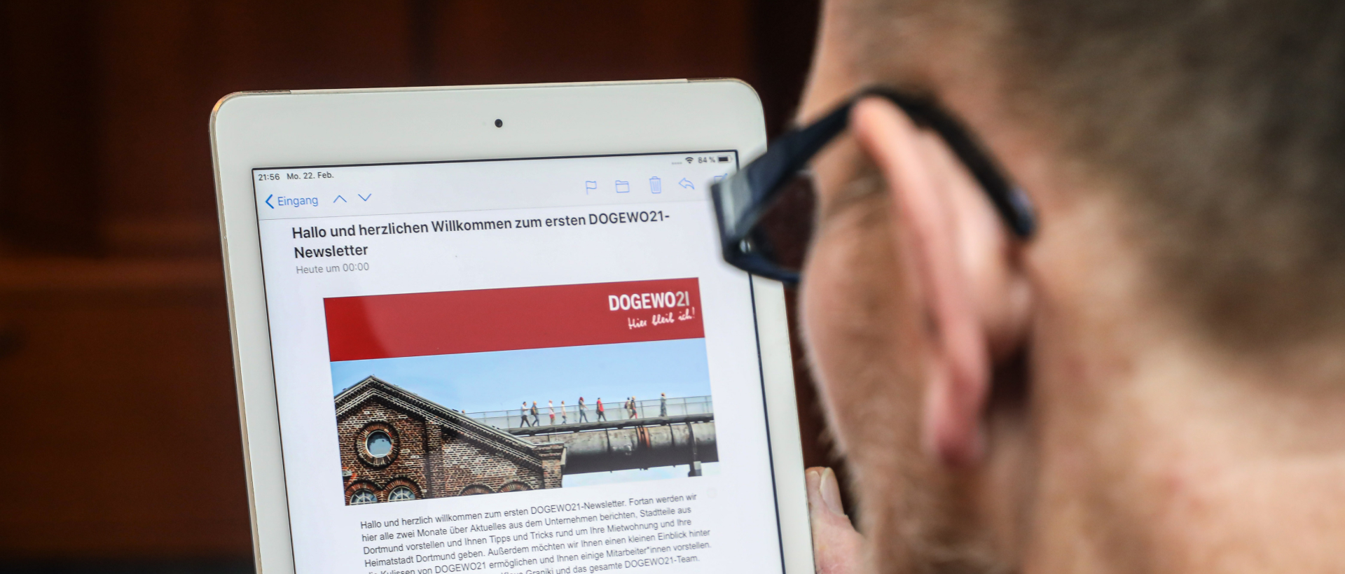 Ein Mann liest den Newsletter von DOGEWO21