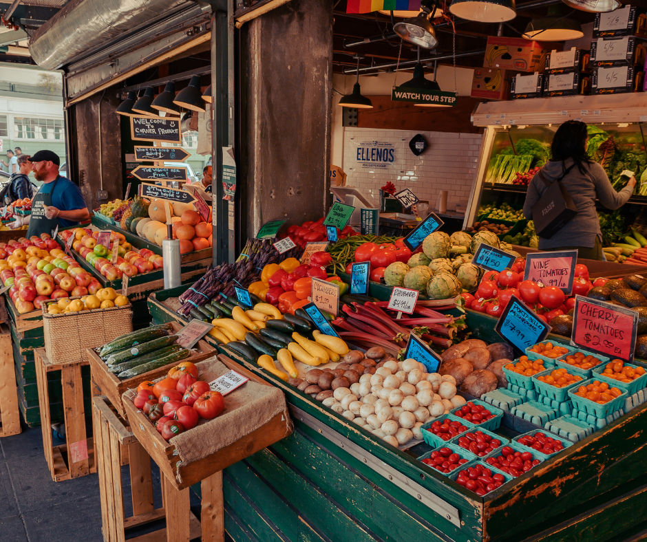 Wochenmarktstand mit Obst und Gemüse