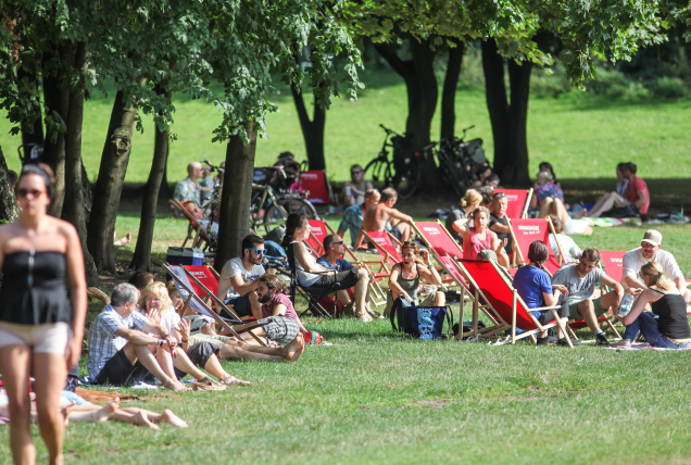 Viele Menschen genießen die Sonne im Revierpark