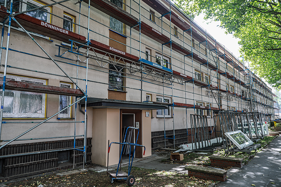 Umfangreiche Umbau- und Modernisierungsmaßnahmen Ein Wohnhaus mit Baugerüst bei der Sanierung.