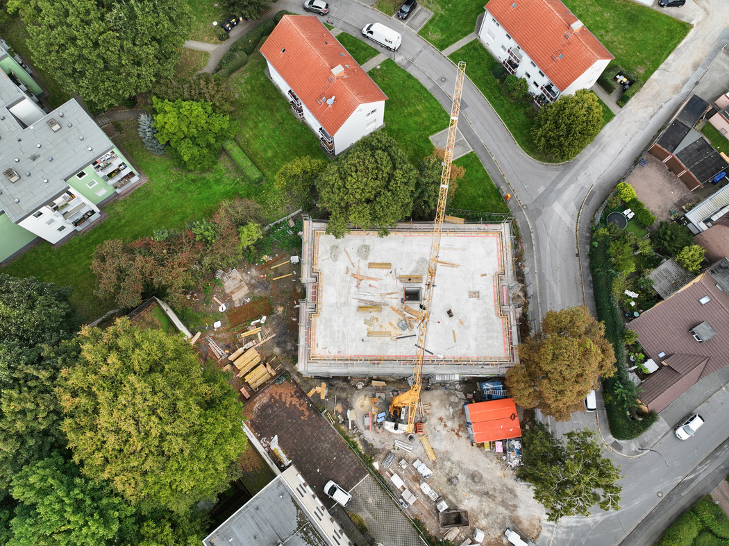 Luftbild mit Blick aus der Vogelperspektive auf den Neubau.