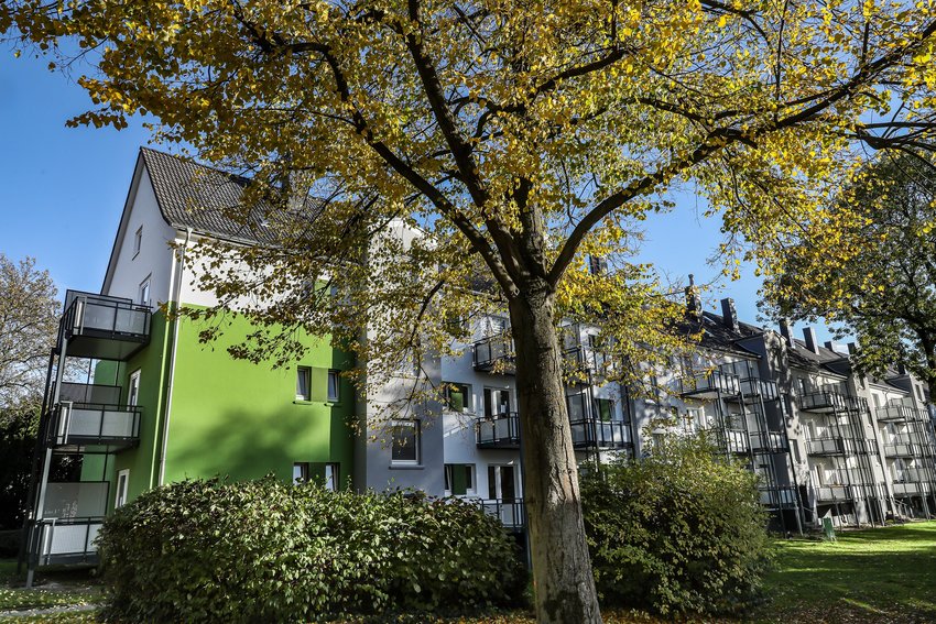 Neue Balkone vor einem modernisiertem Mehrfamilienhaus 