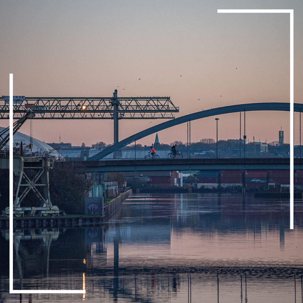 Abenddämmerung mit einer Rundbogenbrücke