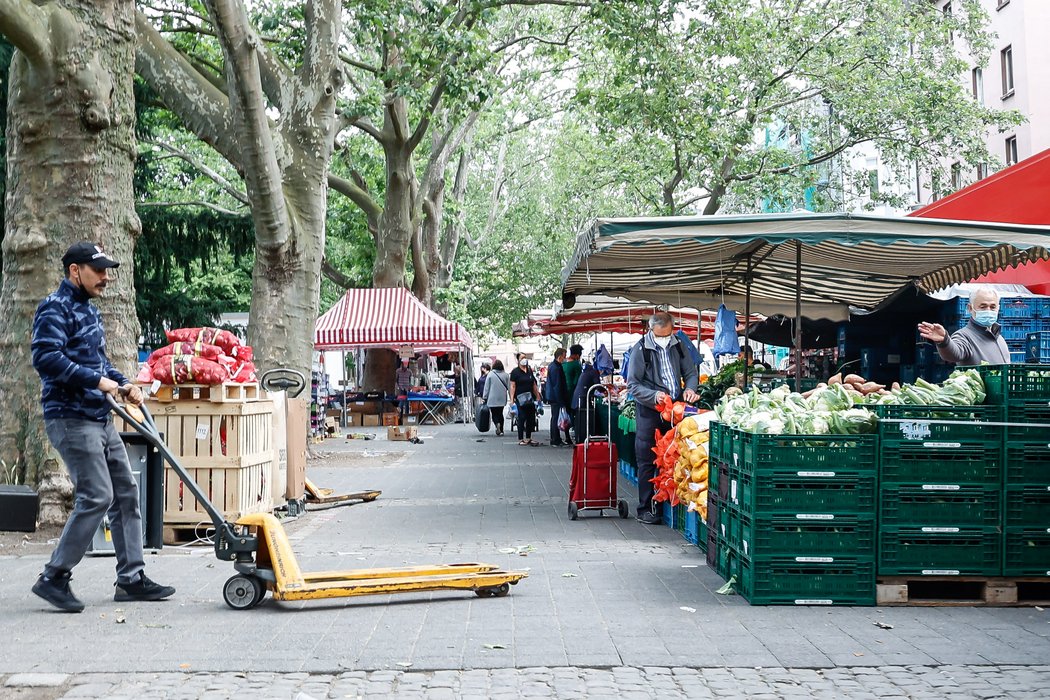 Ein Mann mit einem Gabelhubwagen auf einem Wochenmarkt