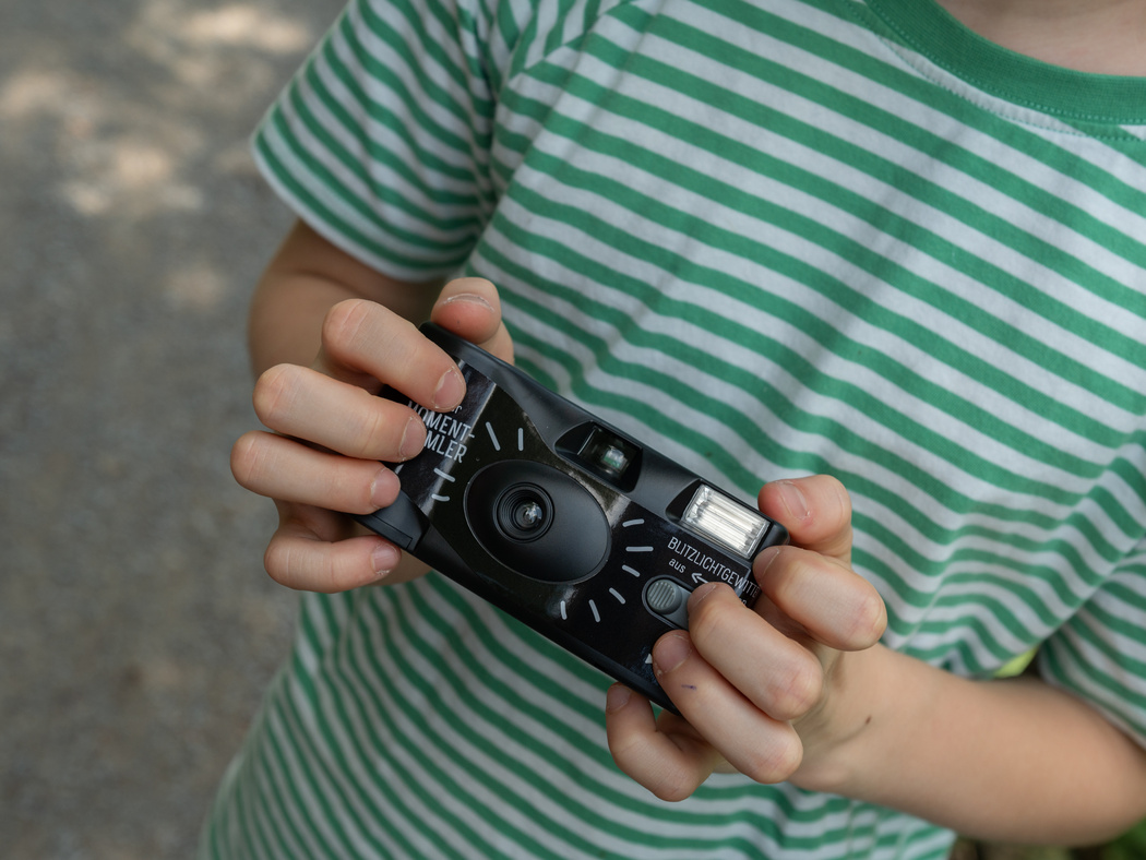 Ein Kind mit einer Fotokamera in der Hand