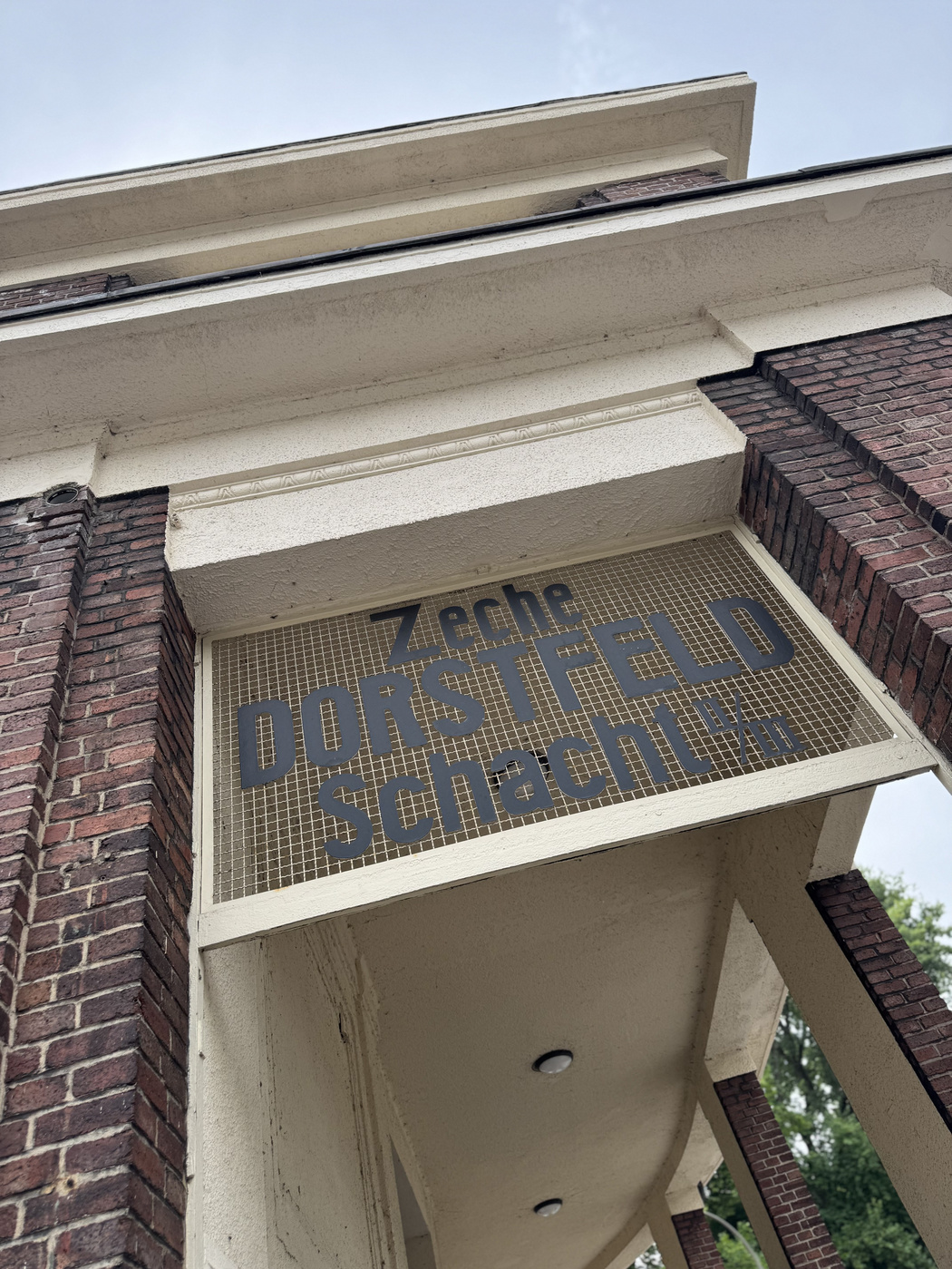 Backsteinhaus mit der Aufschrift Zeche Dorstfeld