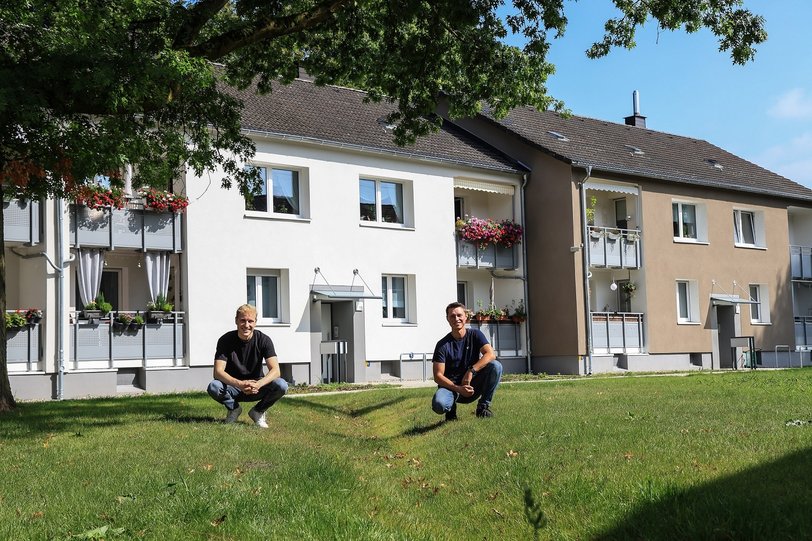 DOGEWO21-Bauleiter Nils Kater (l.) und Raffael Mastnak vor einem renoviertem Haus
