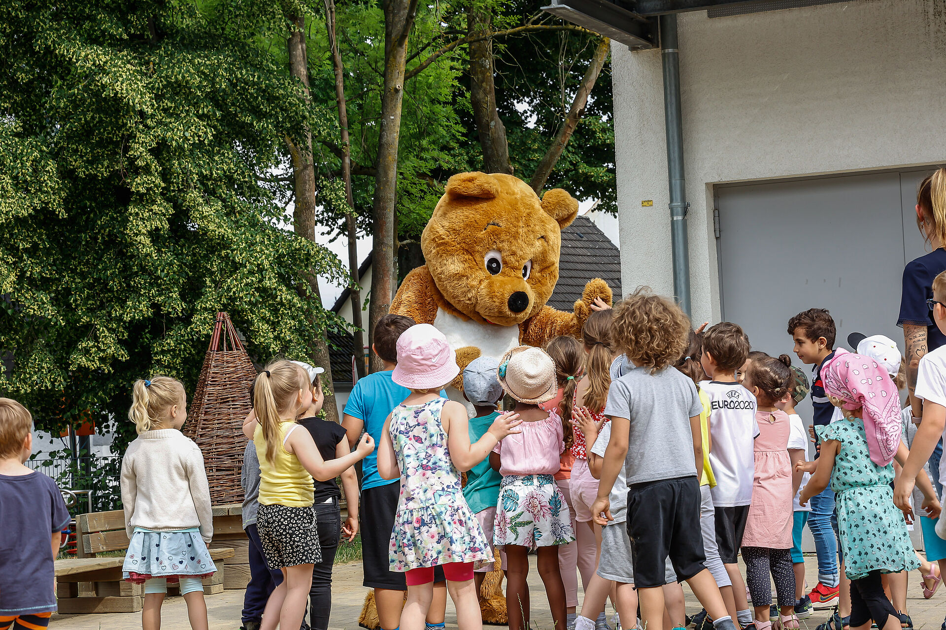 Maskottchen Dogibär besucht Kinder in der Kita