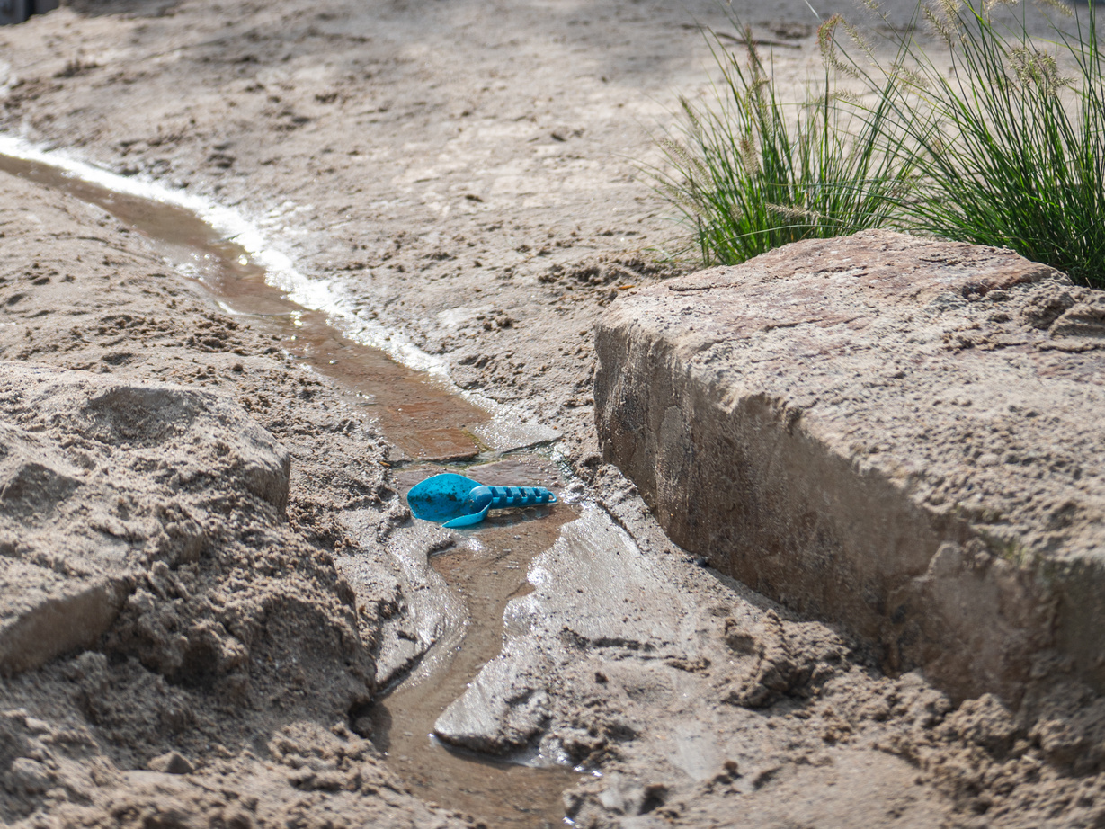 Sandspielzeug auf einem Sandspielplatz.