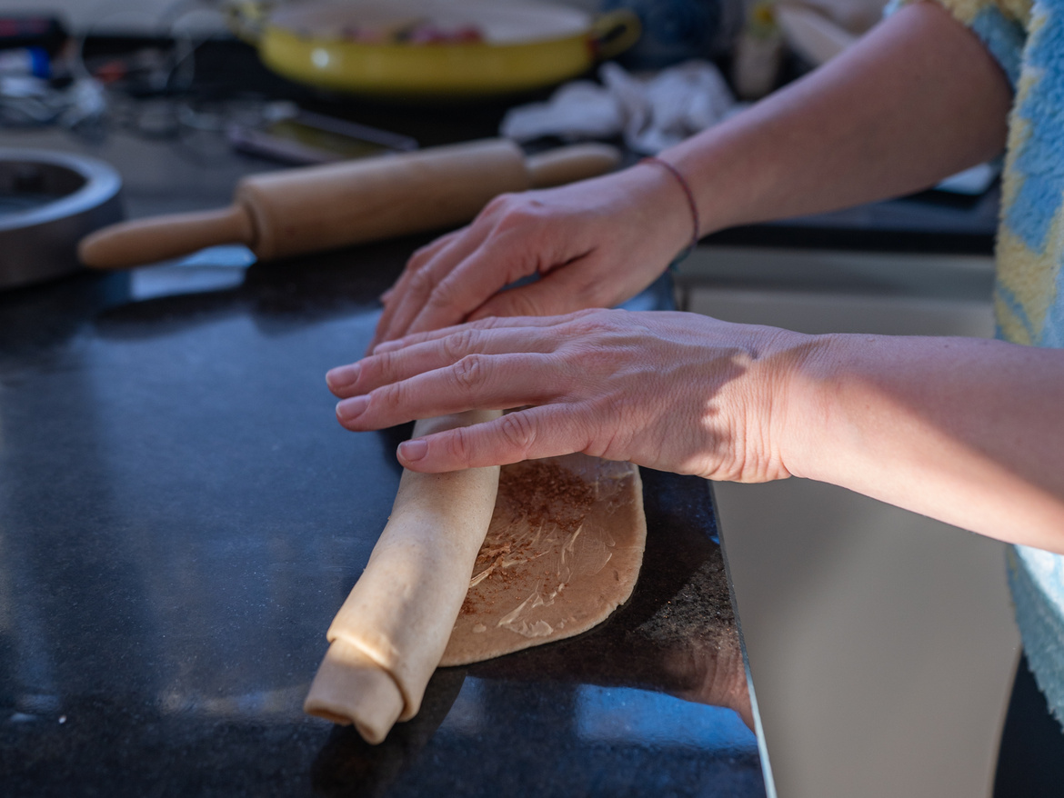 Teig, der zu einer Rolle gerollt wird