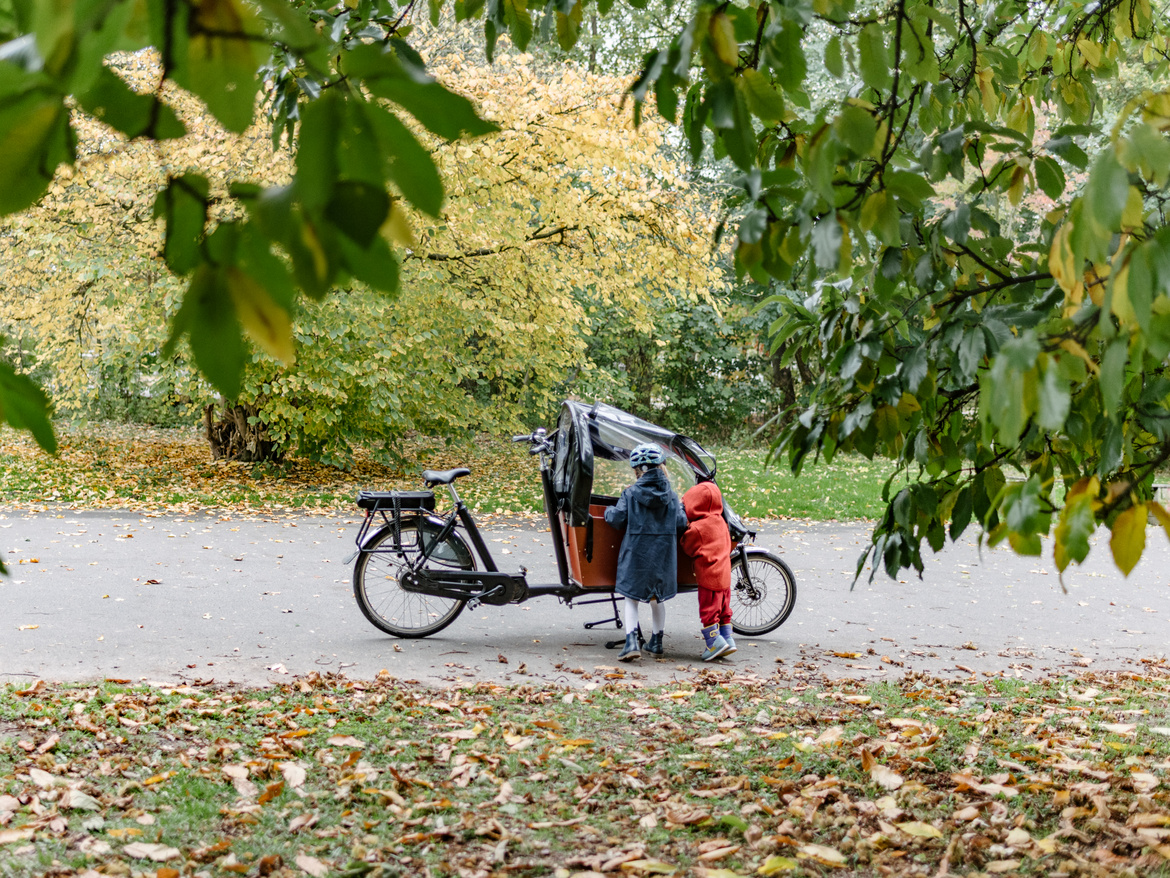 Zwei Kinder stehen an einem Lastenrad