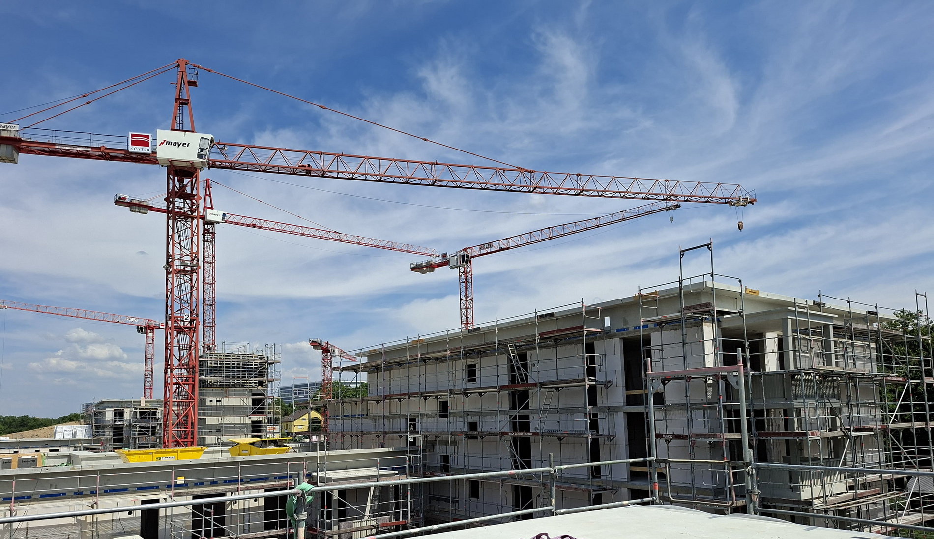 Ein Baukran auf einer Baustelle