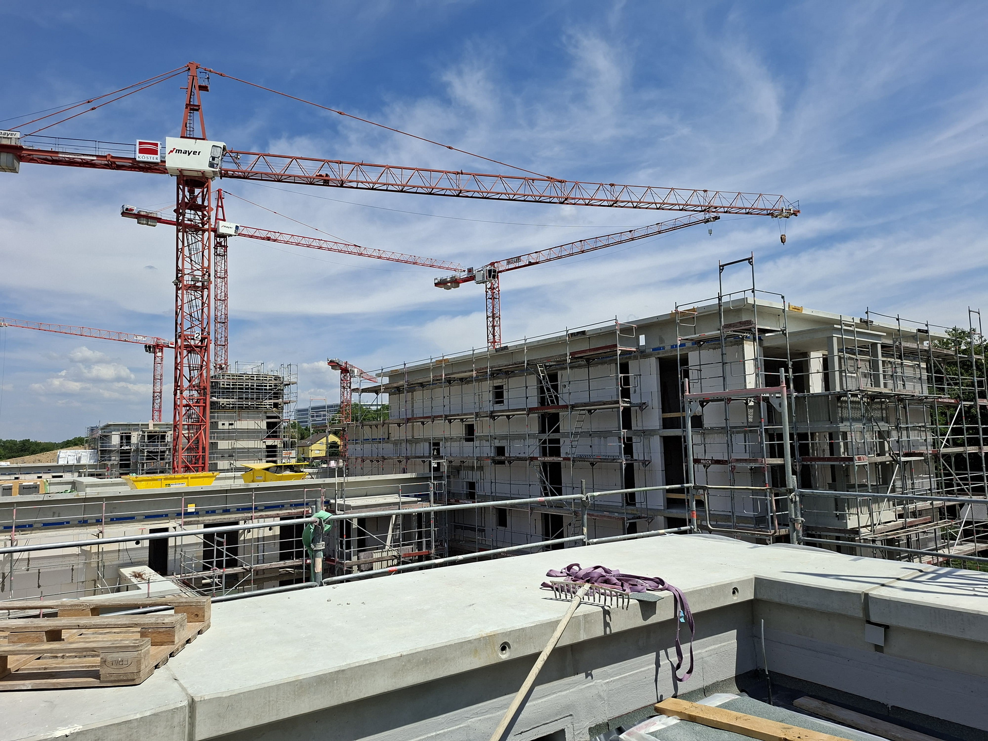 Ein Baukran auf einer Baustelle