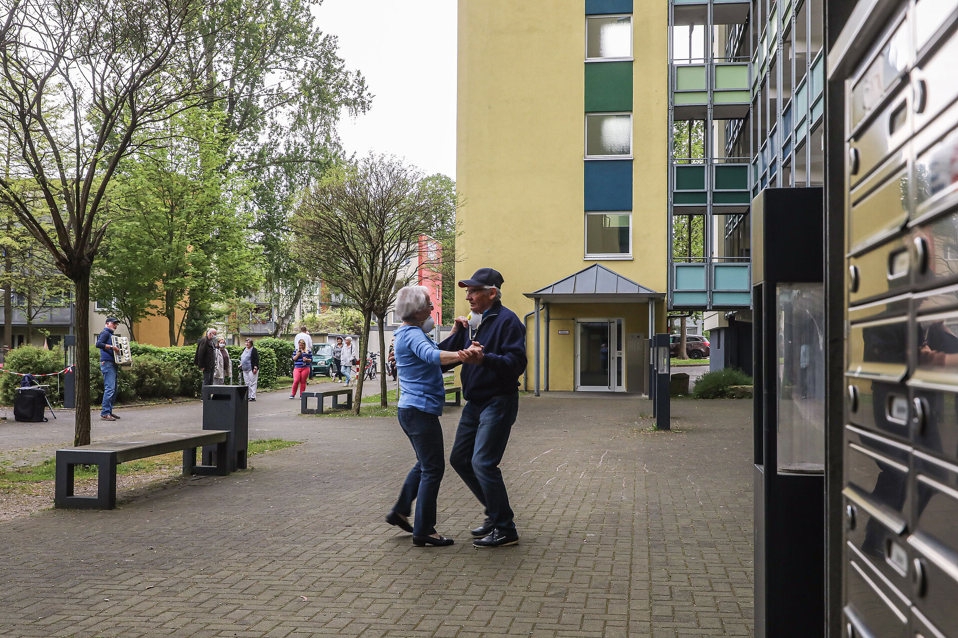 Tanzende Menschen in einem Innenhof