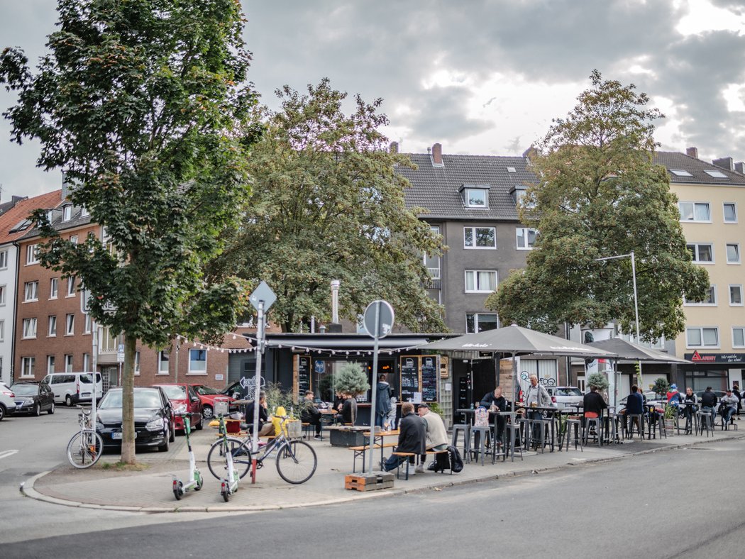 Die Bude 116.5 hat mittlerweile einen richtigen Biergarten, der neben Craft Bier auch eine nette Atmosphäre bietet