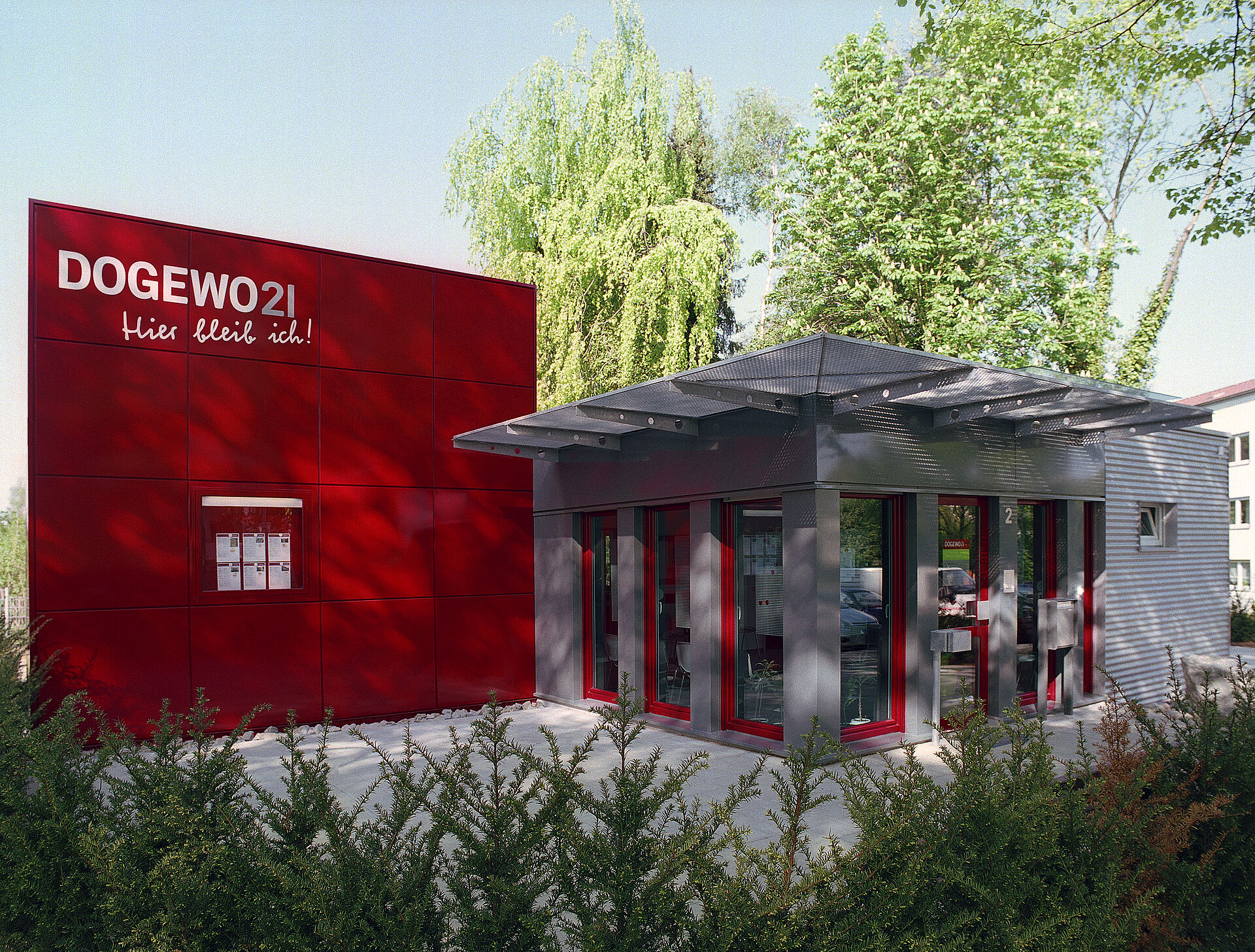Ein rotes Service-Bürogebäude von DOGEWO21