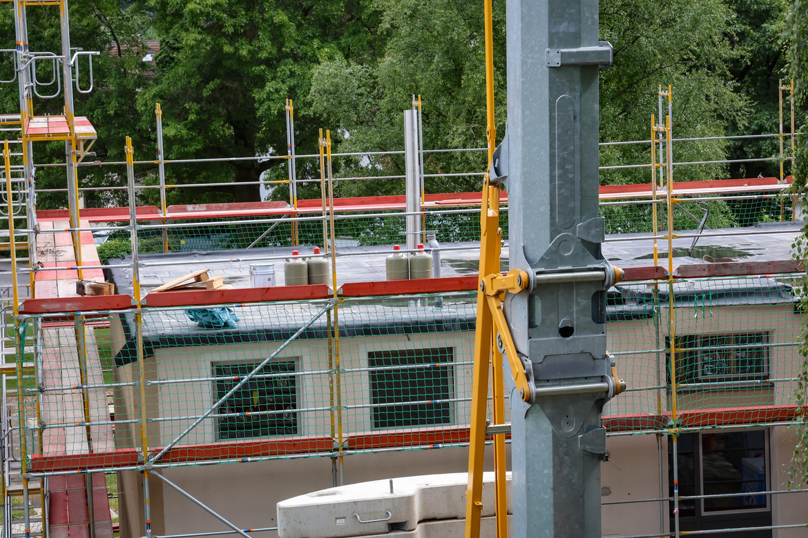 Ein Haus, auf dem ein Dach aufgebaut wird.