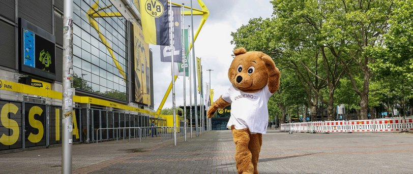 Maskottchen Dogibör vor dem Stadion