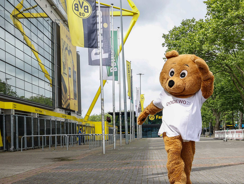 Maskottchen Dogibör vor dem Stadion