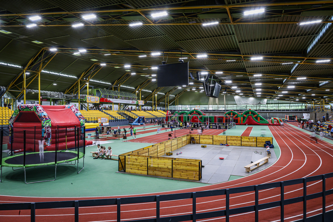 Blick in die Halle wo die Kinder spielen.