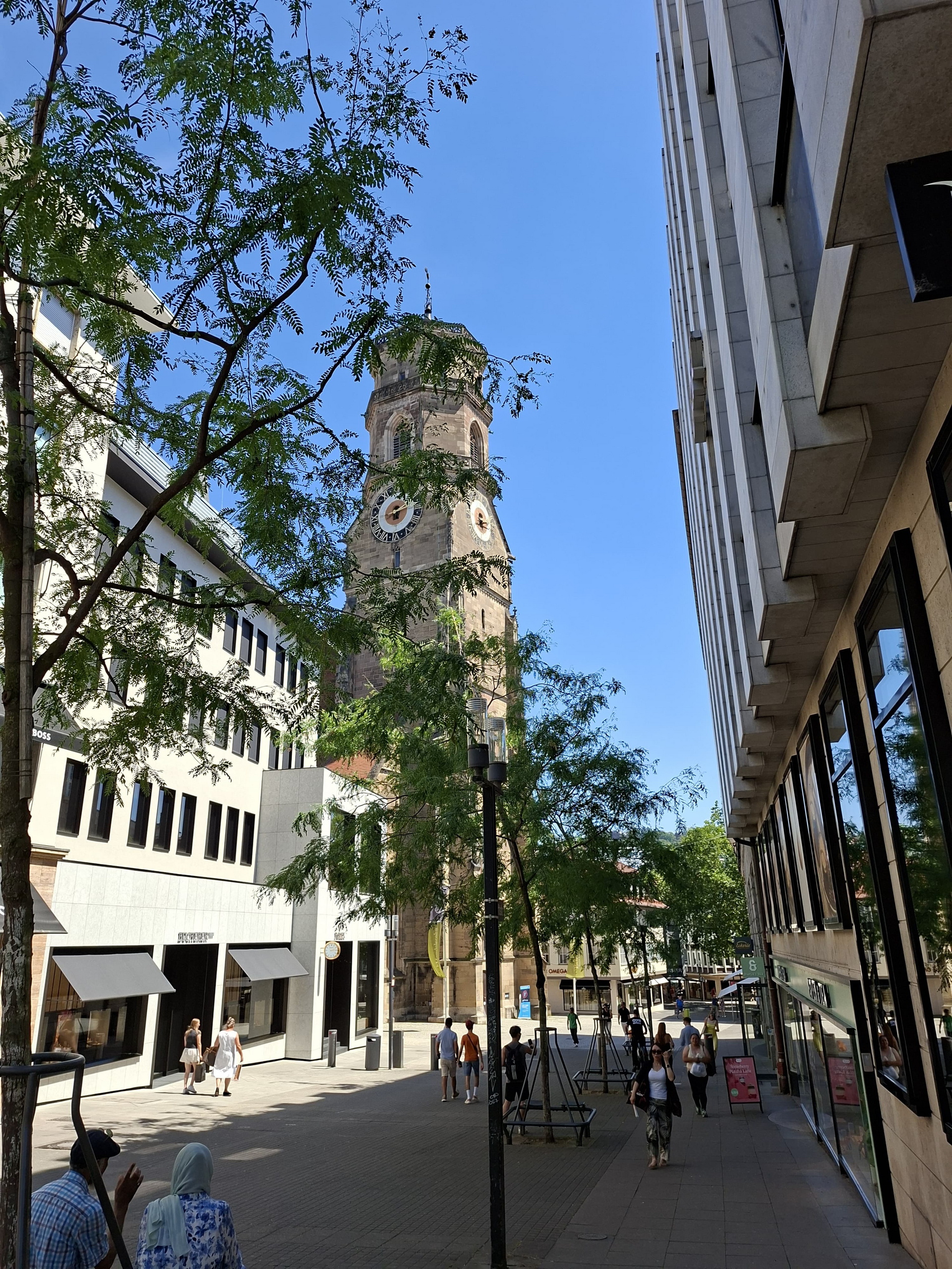 Blick auf einen Kirchturm
