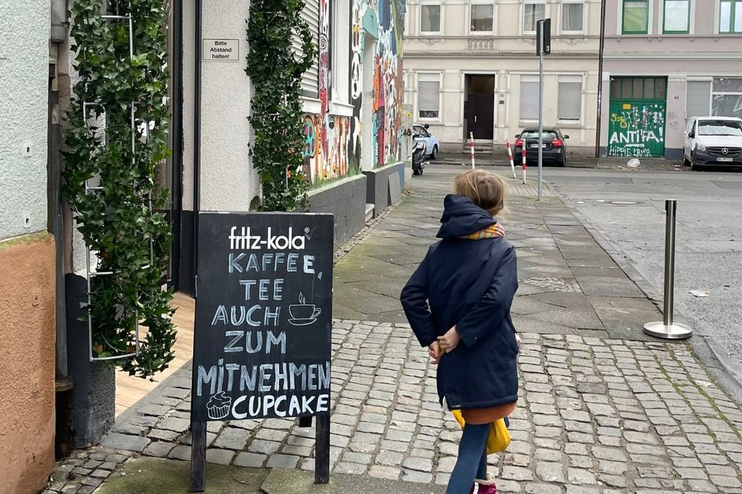 Kind geht an einem Aufstellschild vorbei