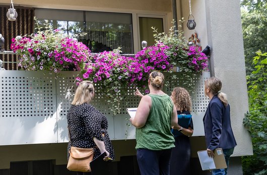 4 Frauen schauen sich die Blumenpracht an.