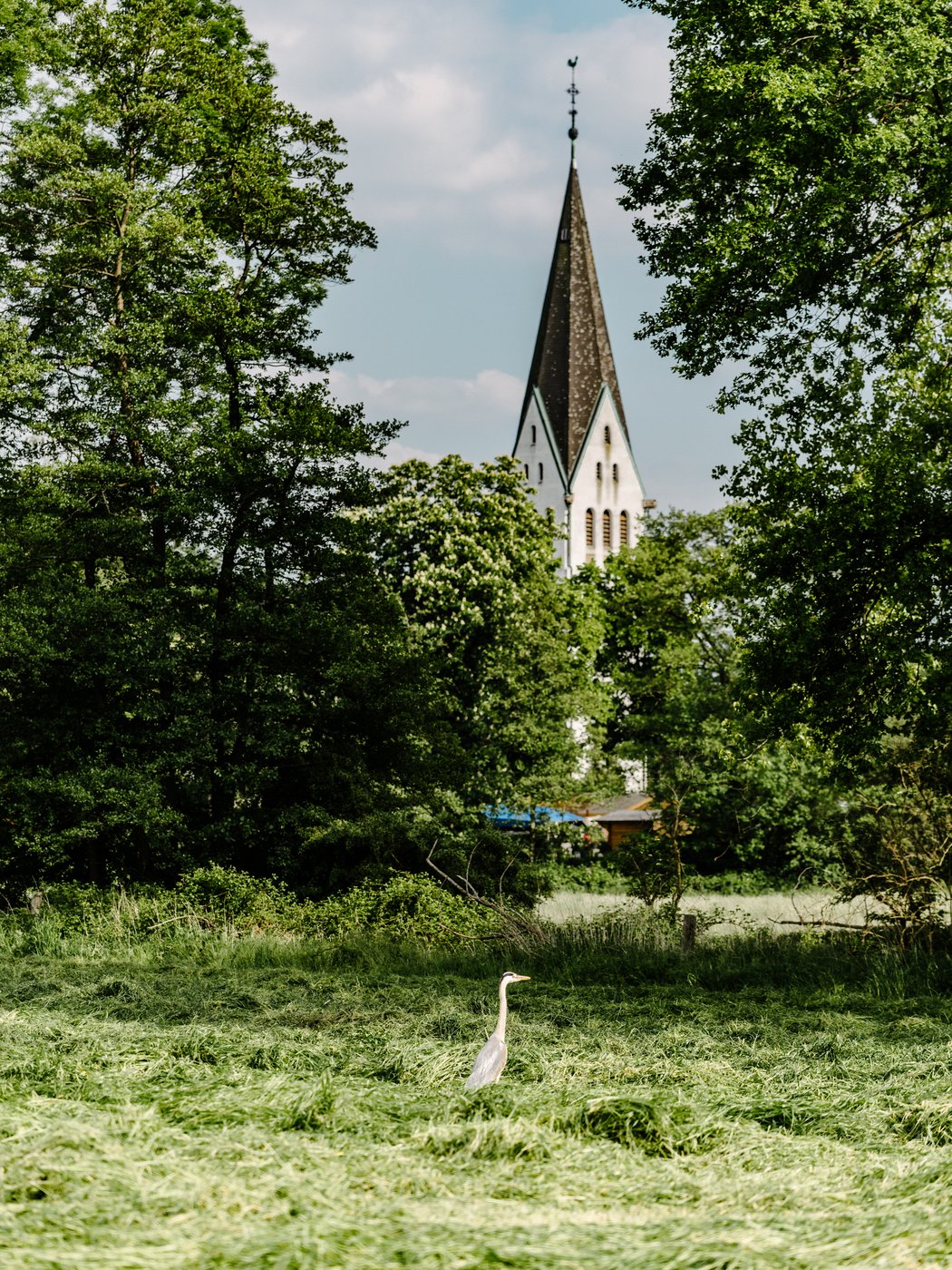 Über die Felder nach Lanstrop. Im Hintergrund ein Kirchturm.