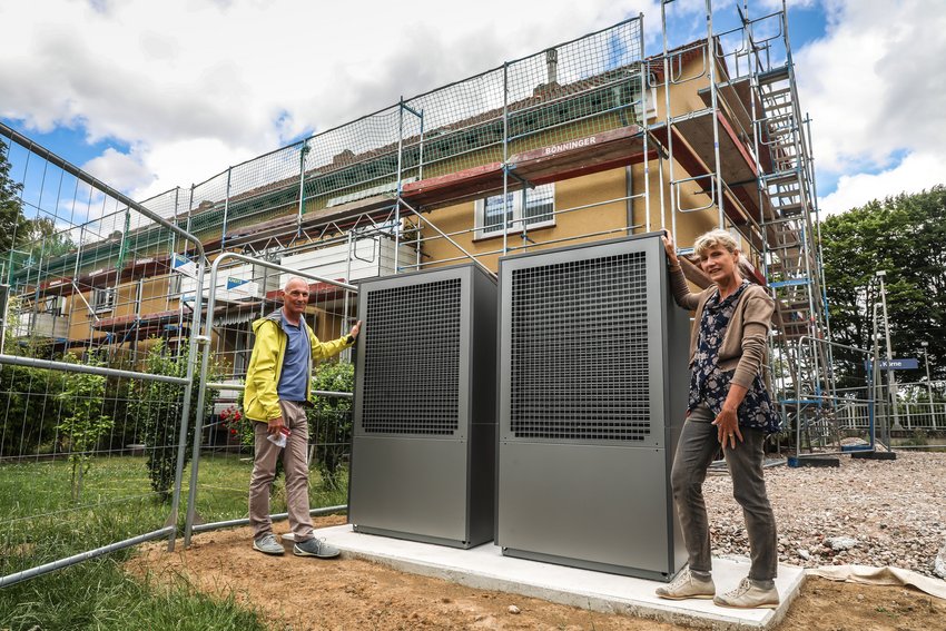 Energieeffiziente Luftwärmepumpen vor einem eingerüsteten Haus