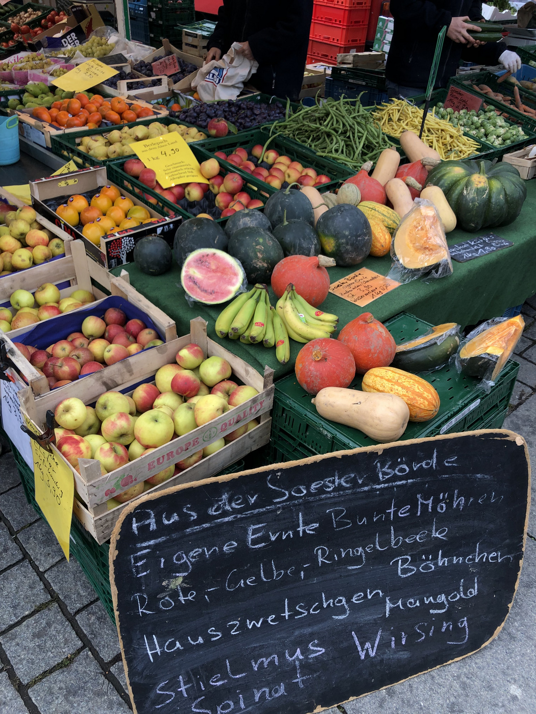 Ein Marktstand mit verschiedenen Obst- und Gemüsesorten