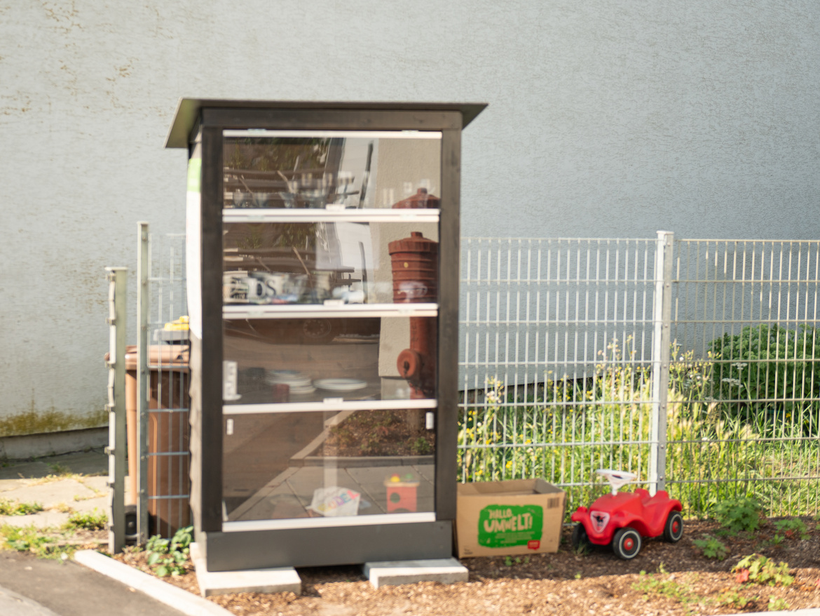 Zu verschenken Schrank am Straßenrand.