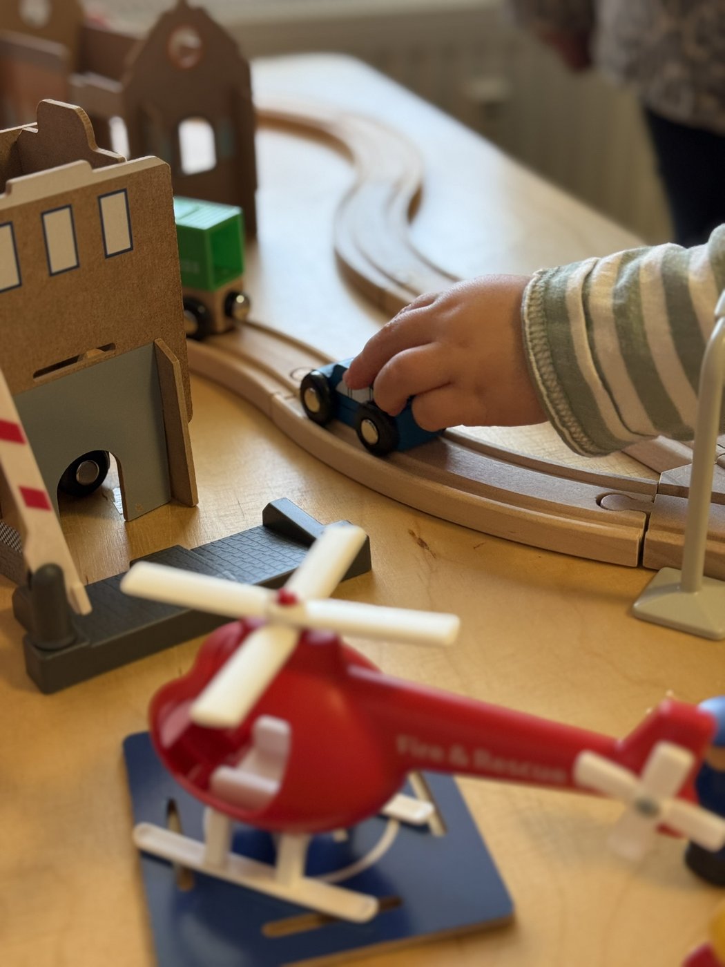 Kind spielt mit Holzspielzeug