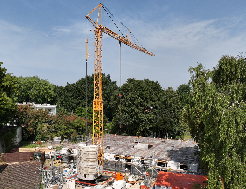 Luftbild vom Neubau mit Blick auf einen gelben Baukran.