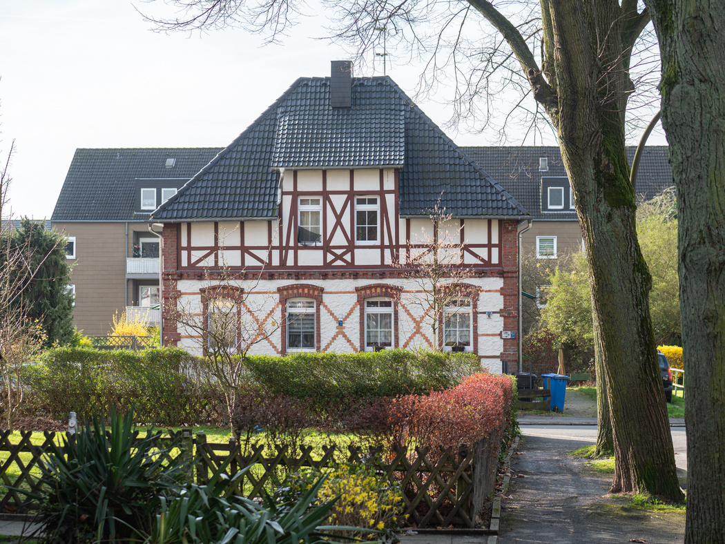 Ein großes altes Haus mit Vorgarten.