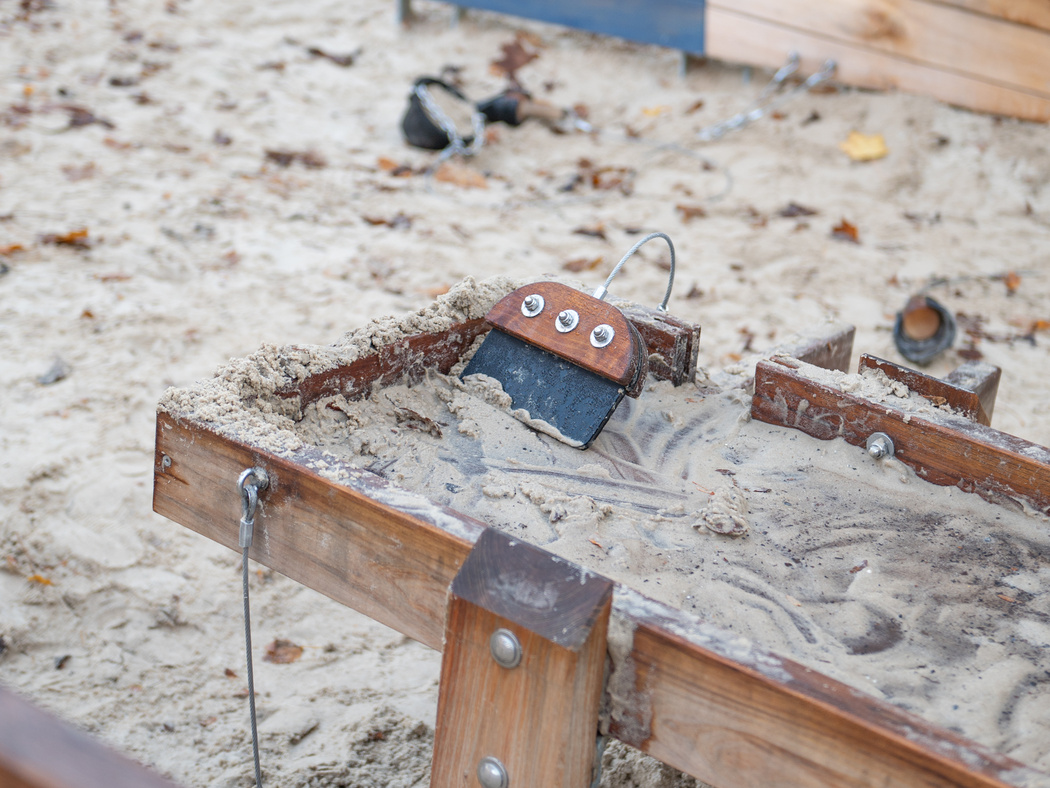 Matschkiste aus Holz auf einem Wasserspielplatz