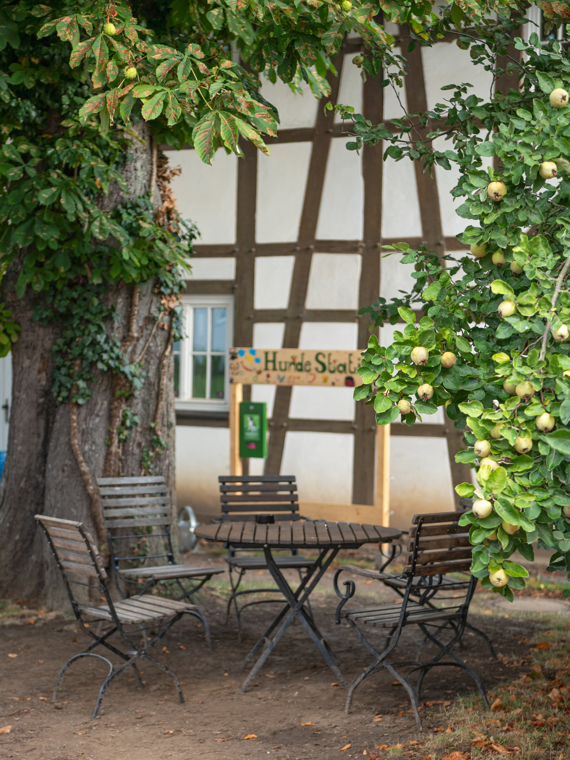 Sitzecke für 2 Personen vor einem Fachwerkhaus
