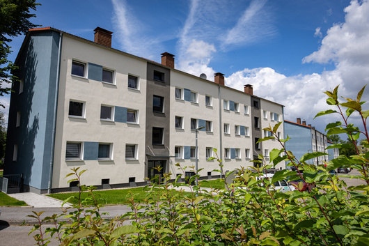Zwei modernisierte Mehrparteienhäuser zeigen sich in frischen Farben.