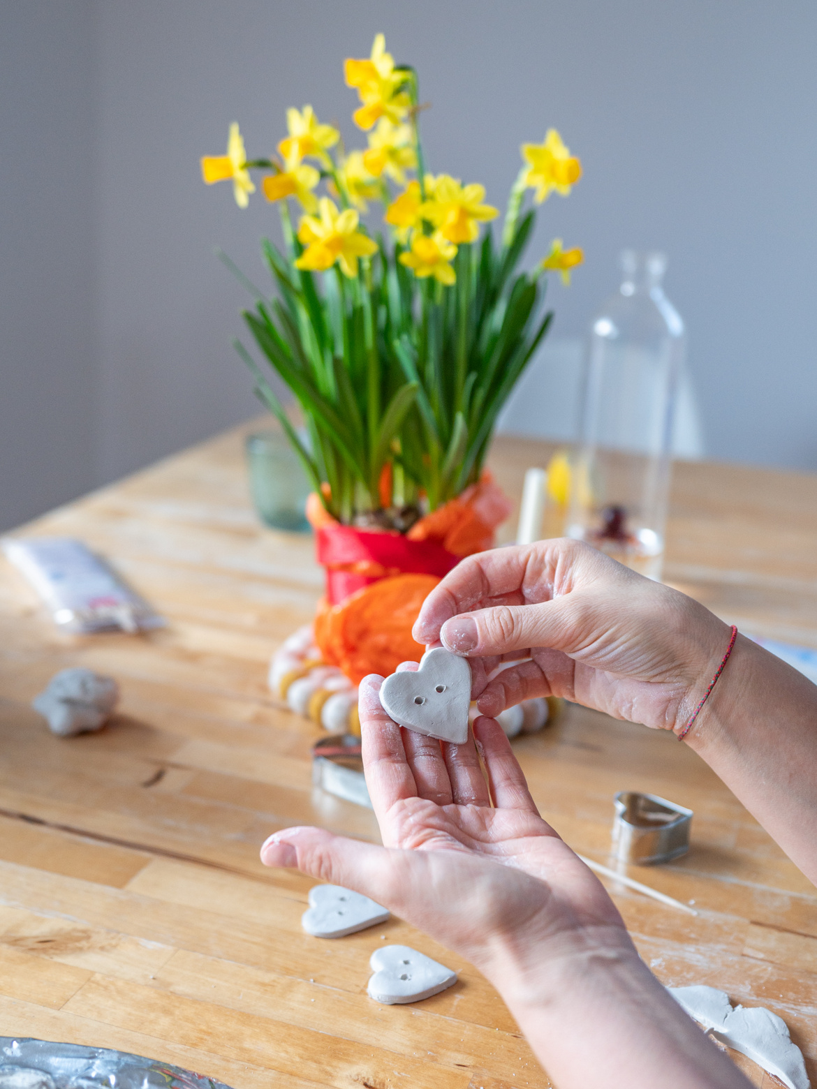 Eine Person, die ein Ton-Herz zeigt.