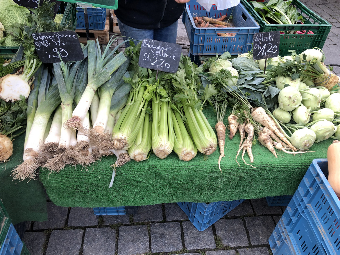Ein Marktstand mit verschiedenen Gemüsesorten