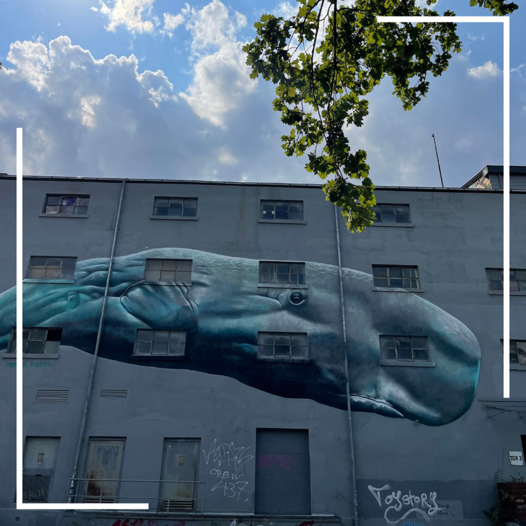Graffiti von einem Wal an einer Hauswand