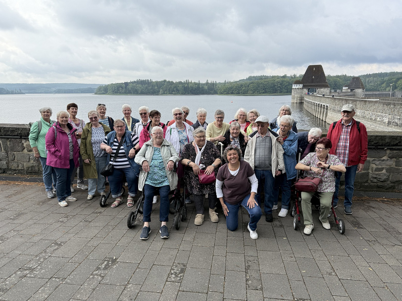 Gruppenbild der Teilnehmenden vor dem Möhnesee