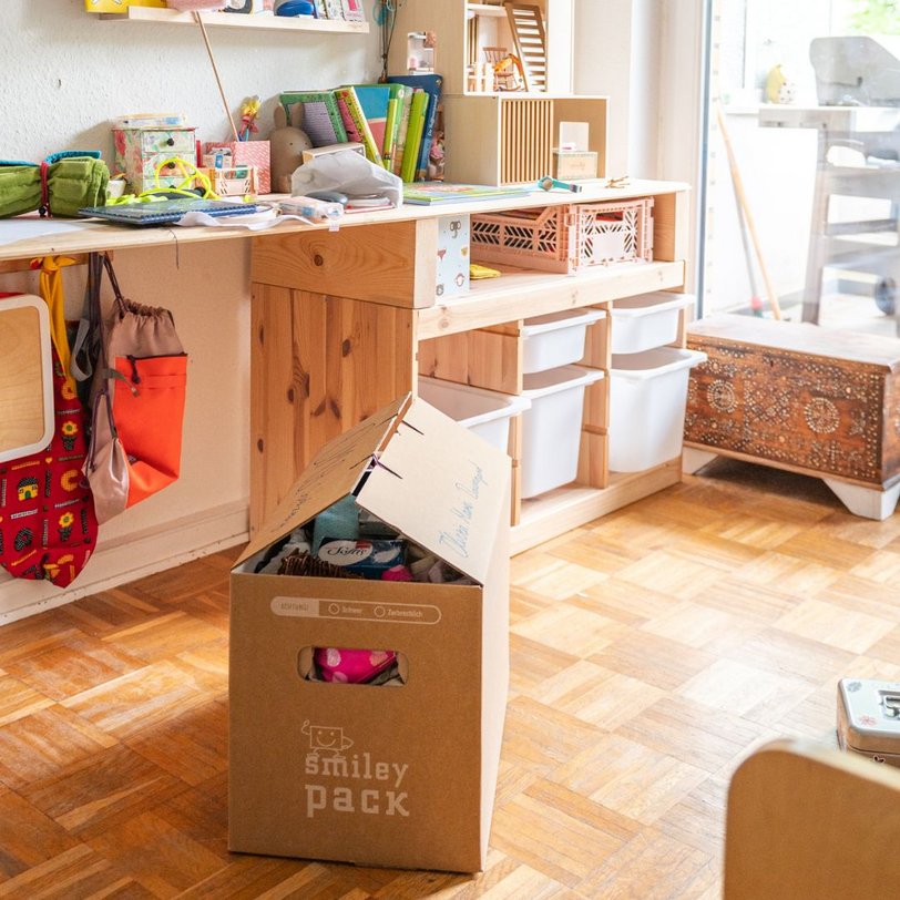 Kinderzimmerregal mit Umzugskarton