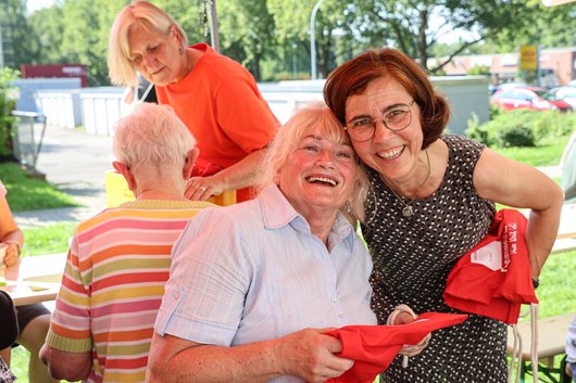 2 Frauen lachen in Richtung Fotografen